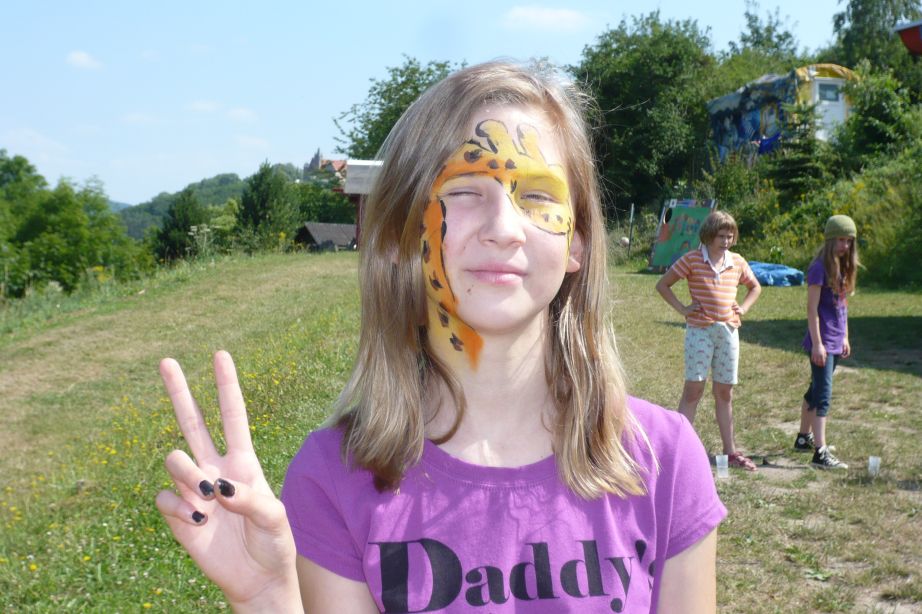 Antonia mit Giraffe im Gesicht 2010